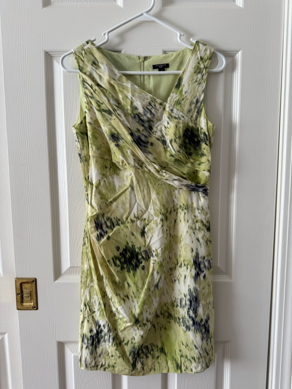 Ann Taylor Green Assymetrical Silk Neck Size 2 Lightweight Silk